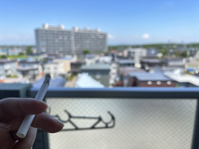賃貸物件のベランダでタバコを吸うのは可能？の画像