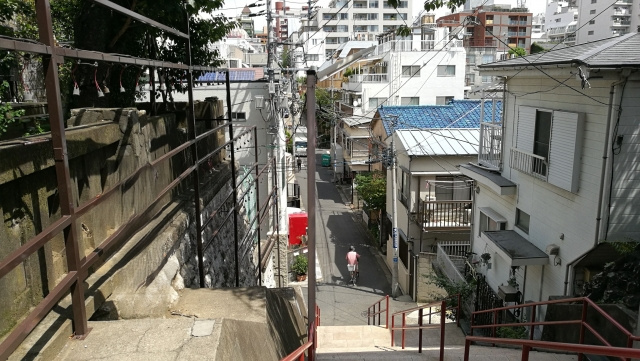 隣地と高低差のある土地とは？売却方法とがけ条件について解説