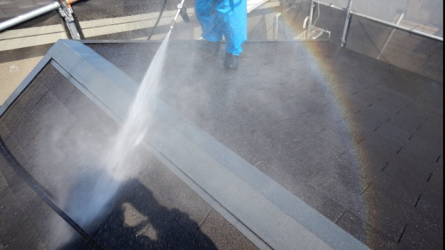 一戸建ての外壁はなぜ汚れる？掃除方法や塗り替えサインをご紹介！