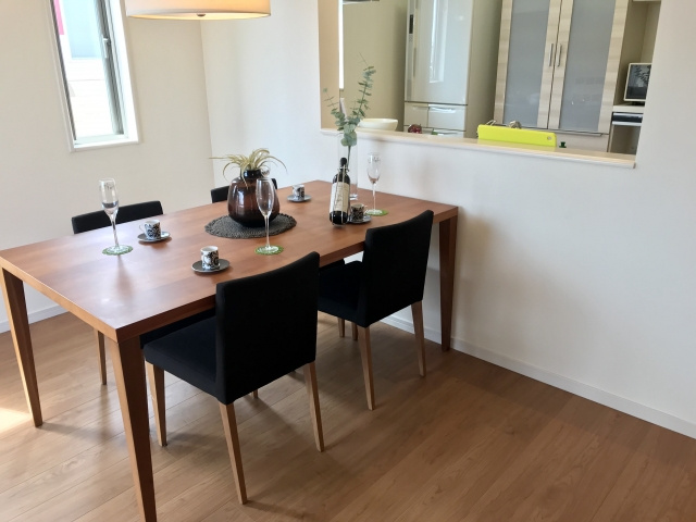 ダイニングテーブルの選び方は？天板の形状や脚の数がポイント