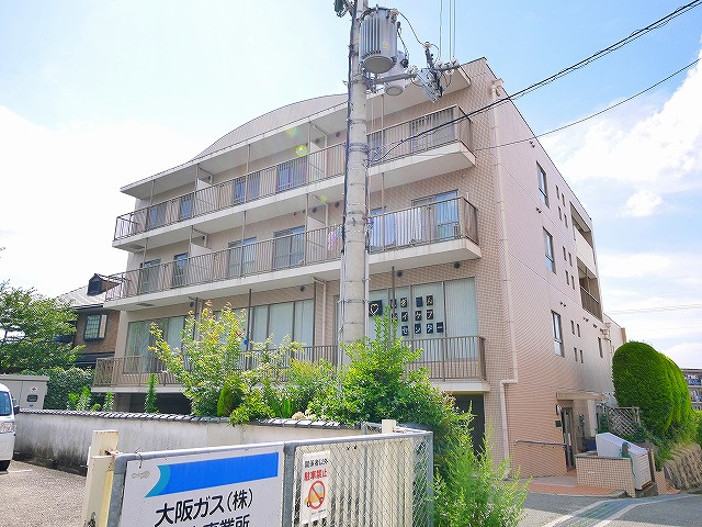 アネシス学園前の外観写真