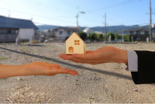 空き家を更地にして処分する方法