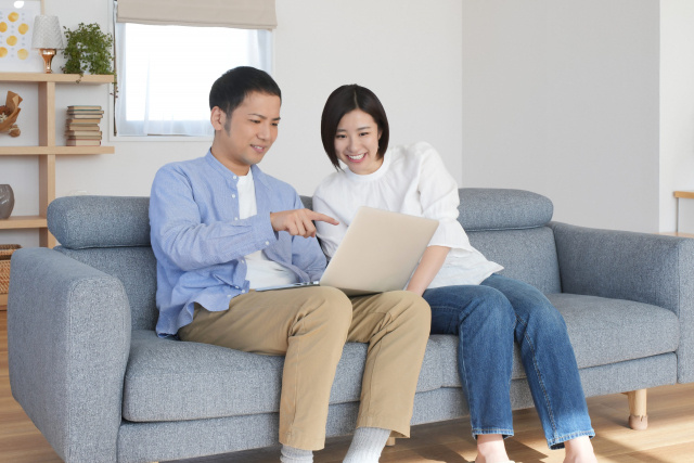 カップルが同棲する場合の生活費の目安は？折半・節約のコツをご紹介