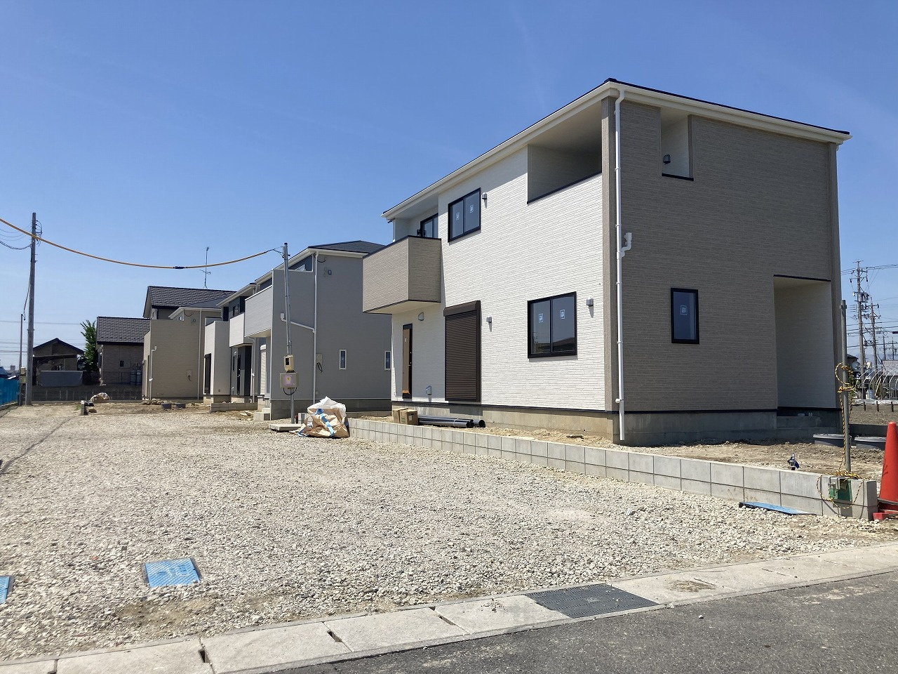 【コンビニ徒歩4分の新築】完成間近！弥富市西中地町 全4棟の画像