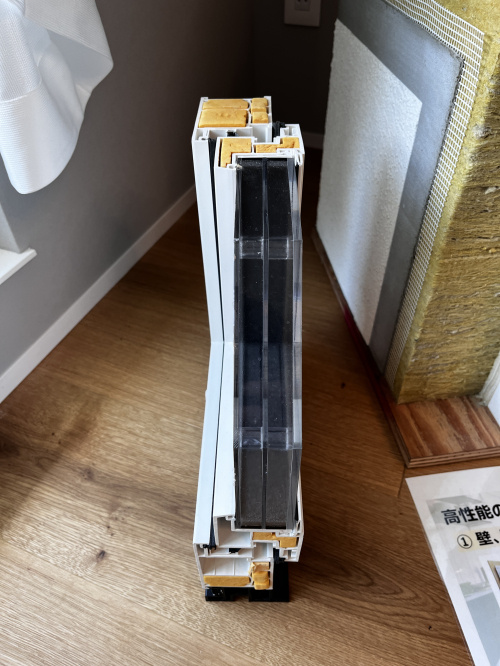 樹脂サッシの断面