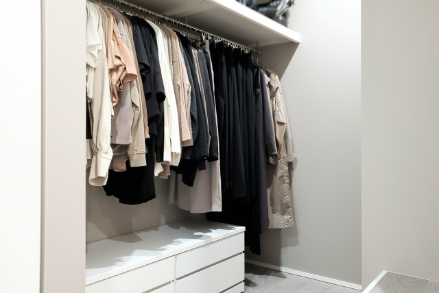 賃貸物件の「ウォークインクローゼット」の収納方法とは？ほこり対策も紹介