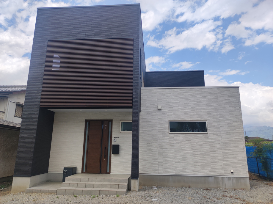 日差しを取り入れ×風通しも良く×プライバシーも守られ×デザイン性も高い‼そんな甲州市勝沼町の家の画像