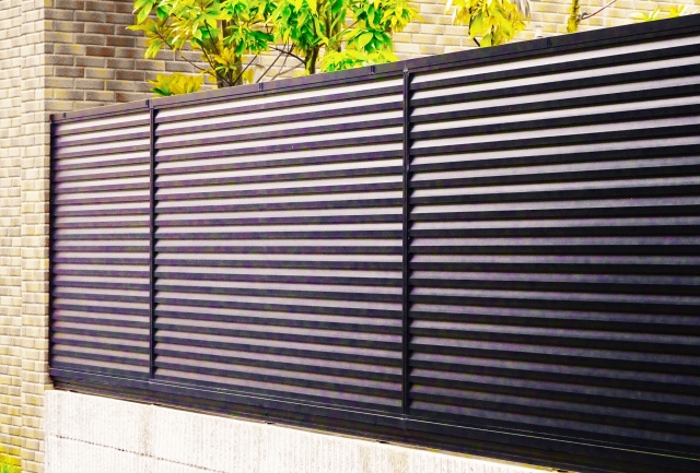 目隠しフェンスを設置するメリットは？リノベーションの設置費用を解説の画像