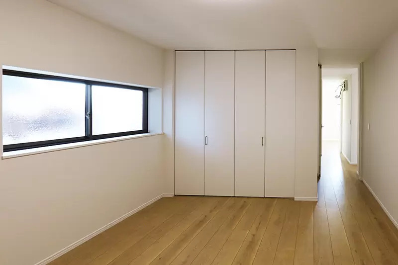 白い建具が印象的な洋室の内装