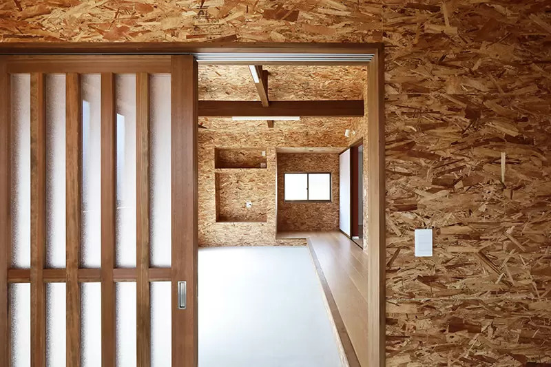 玄関から見た土間スペースの様子