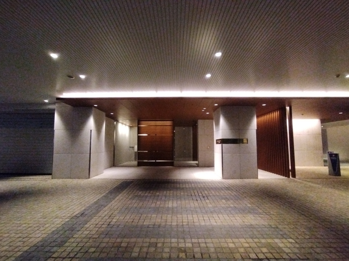 キャピタルゲートプレイスのエントランス前