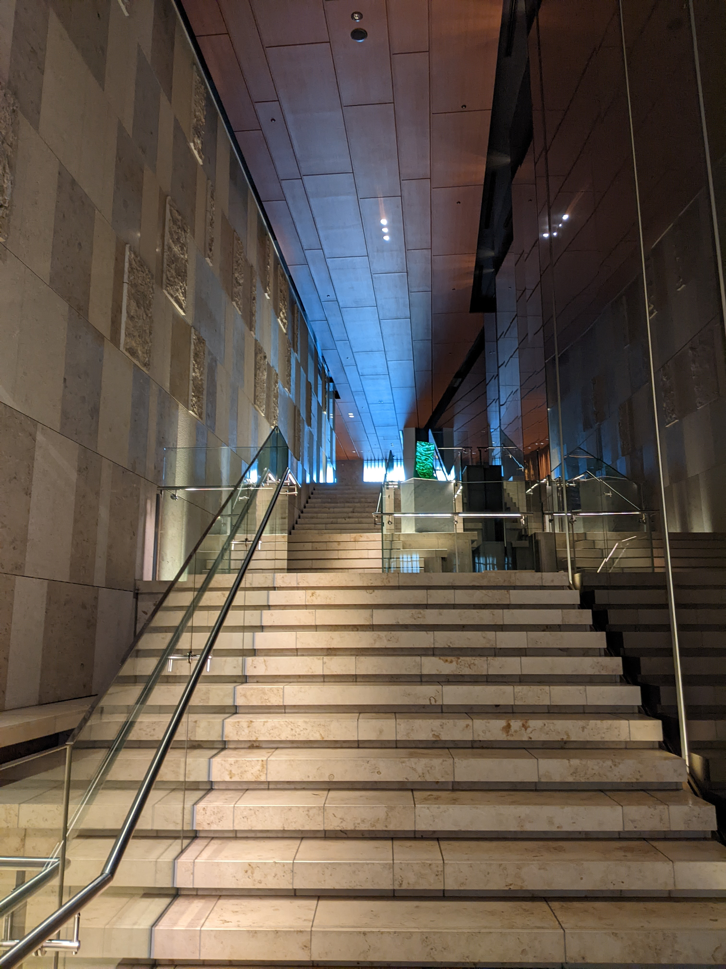 キャピタルゲートプレイスのグランドアトリウムから登る階段