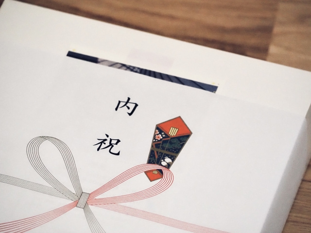 【2026年版】新築祝いのお返しのタブーとは？熨斗（のし）の書き方についても解説の画像