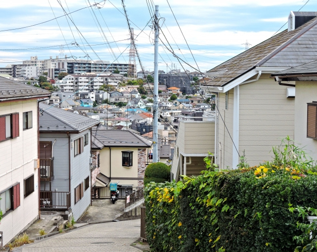 隣地と高低差のある土地とは？売却やがけ条例について解説