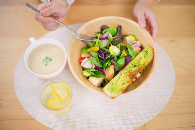 一人暮らしで自炊をするべきか？