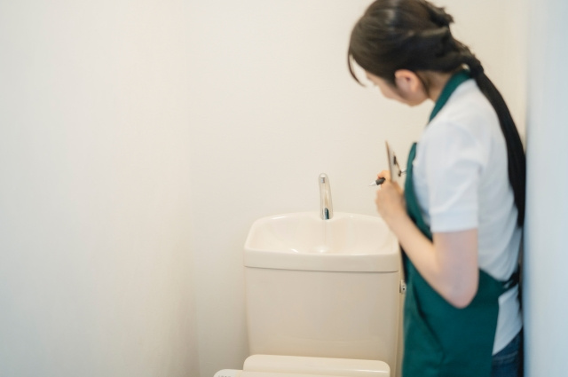 賃貸物件におけるトイレタンクの掃除の重要性とは？手順も解説