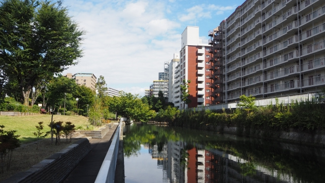 水路に面した土地は売却できる？デメリットや売却方法・注意点もご紹介の画像