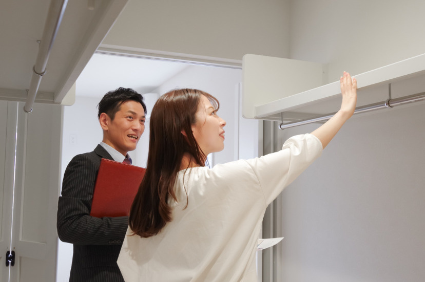 内見をする女性と不動産会社職員