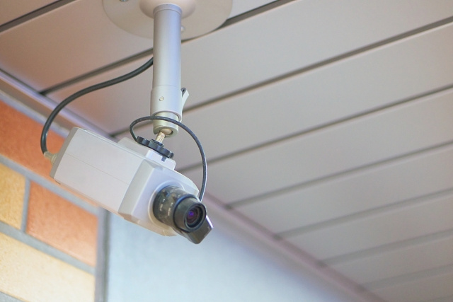 防犯カメラは賃貸物件に後付けできる？注意点や配慮したい点も解説