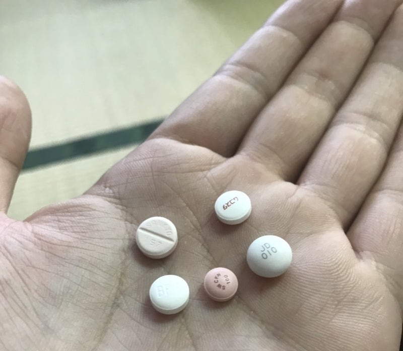 術後に処方された大量の薬（錠剤の山）