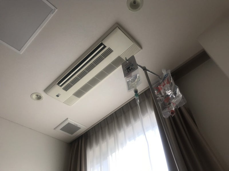 腕に刺さった点滴（THE病人感）