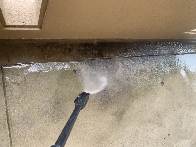 ベランダに苔が発生する原因とは？掃除方法や予防法も解説