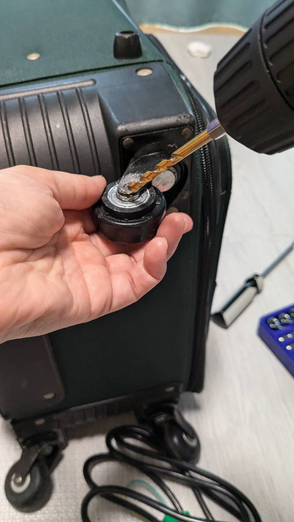 事務サポートSのブログ『やってみよう！～スーツケースのキャスター交換～』の画像