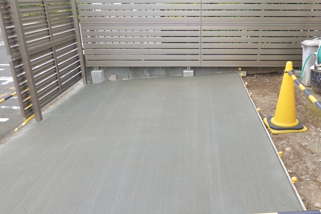 駐車場をコンクリートにする際にかかる費用は？リフォームについても解説