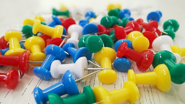 賃貸物件の壁に画鋲を使って物を貼っても大丈夫？原状回復について解説の画像