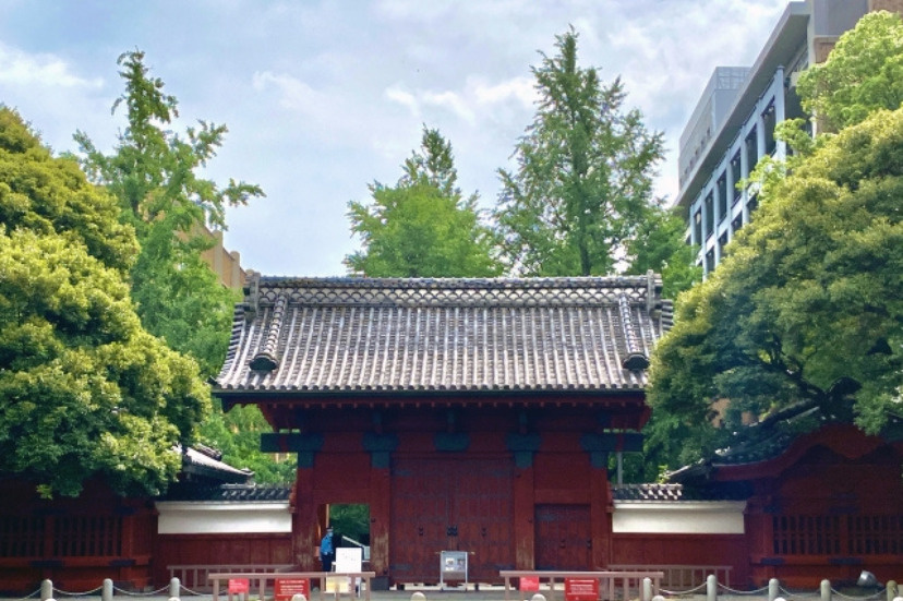 本郷三丁目駅付近の赤門