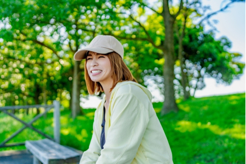 公園のベンチでリラックスしている女性