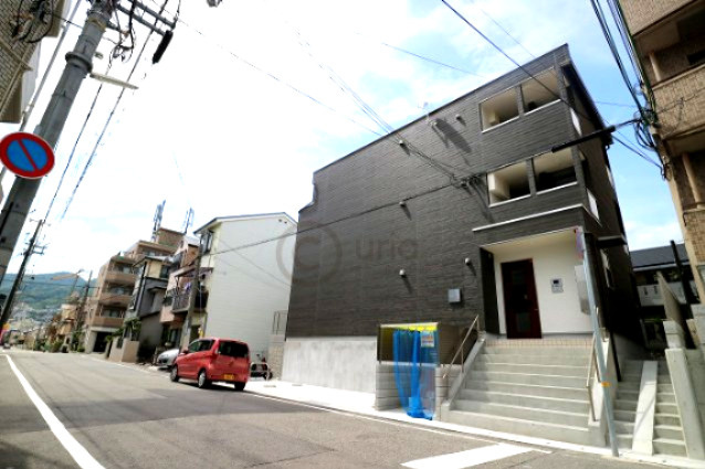 白色を基調とした綺麗なフローリング、インターネット使用料無料の『リブリ・徒然草』の画像