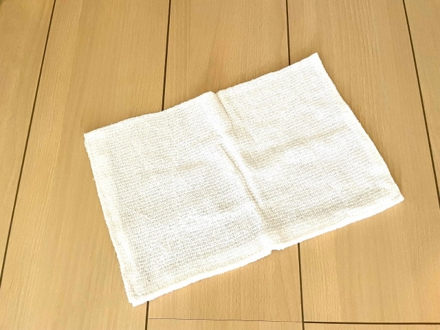 賃貸物件のフローリングに黒ずみが発生する原因は？掃除や予防の仕方も解説