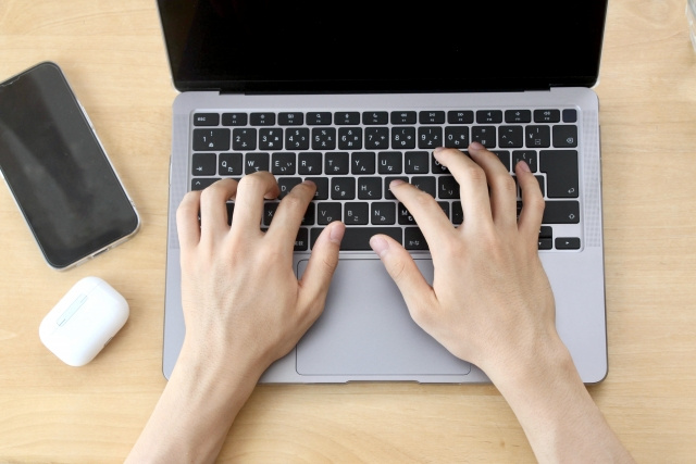 パソコンでリサーチ