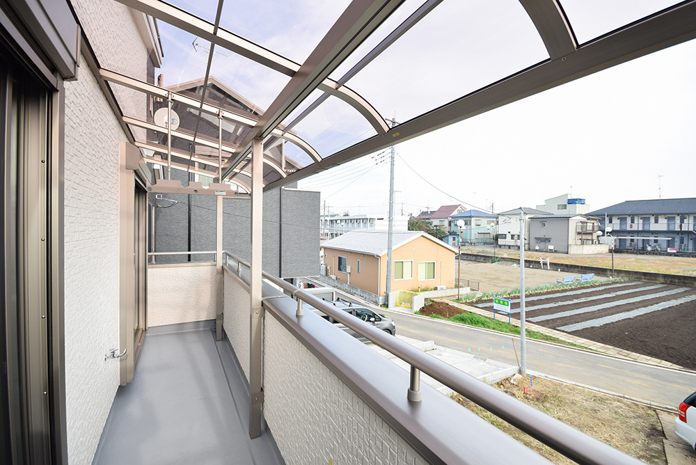屋根付きのバルコニー
