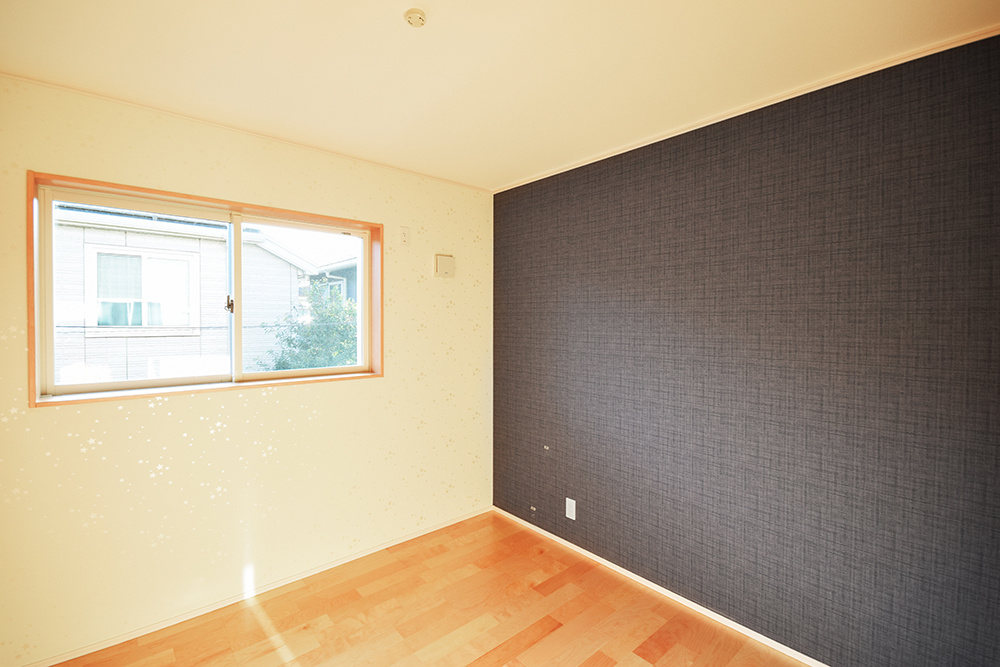 洋室・落ち着いたグレーのクロス