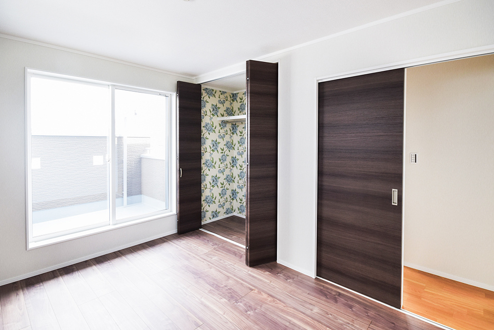 洋室・クローゼットにもアクセントクロスを使用