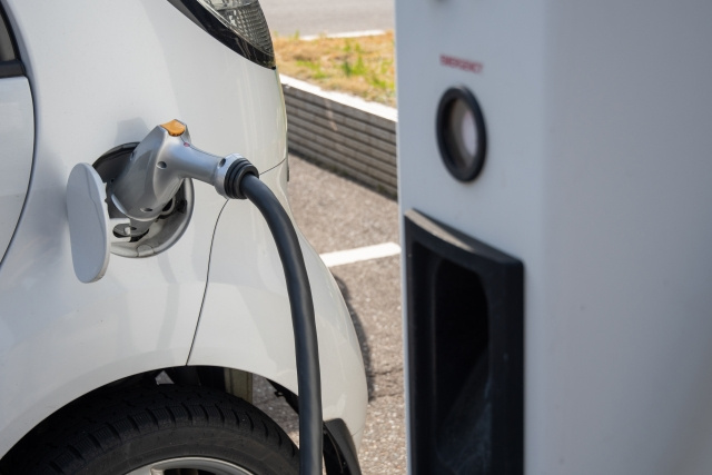 一戸建てに設置できるEV充電器の種類は？費用相場や注意点も解説！