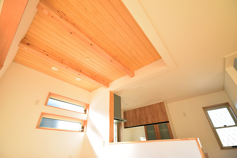 梁の見える木目の天井