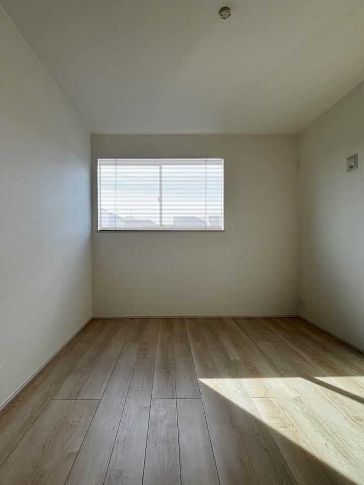 シェードをつけた窓のイメージ