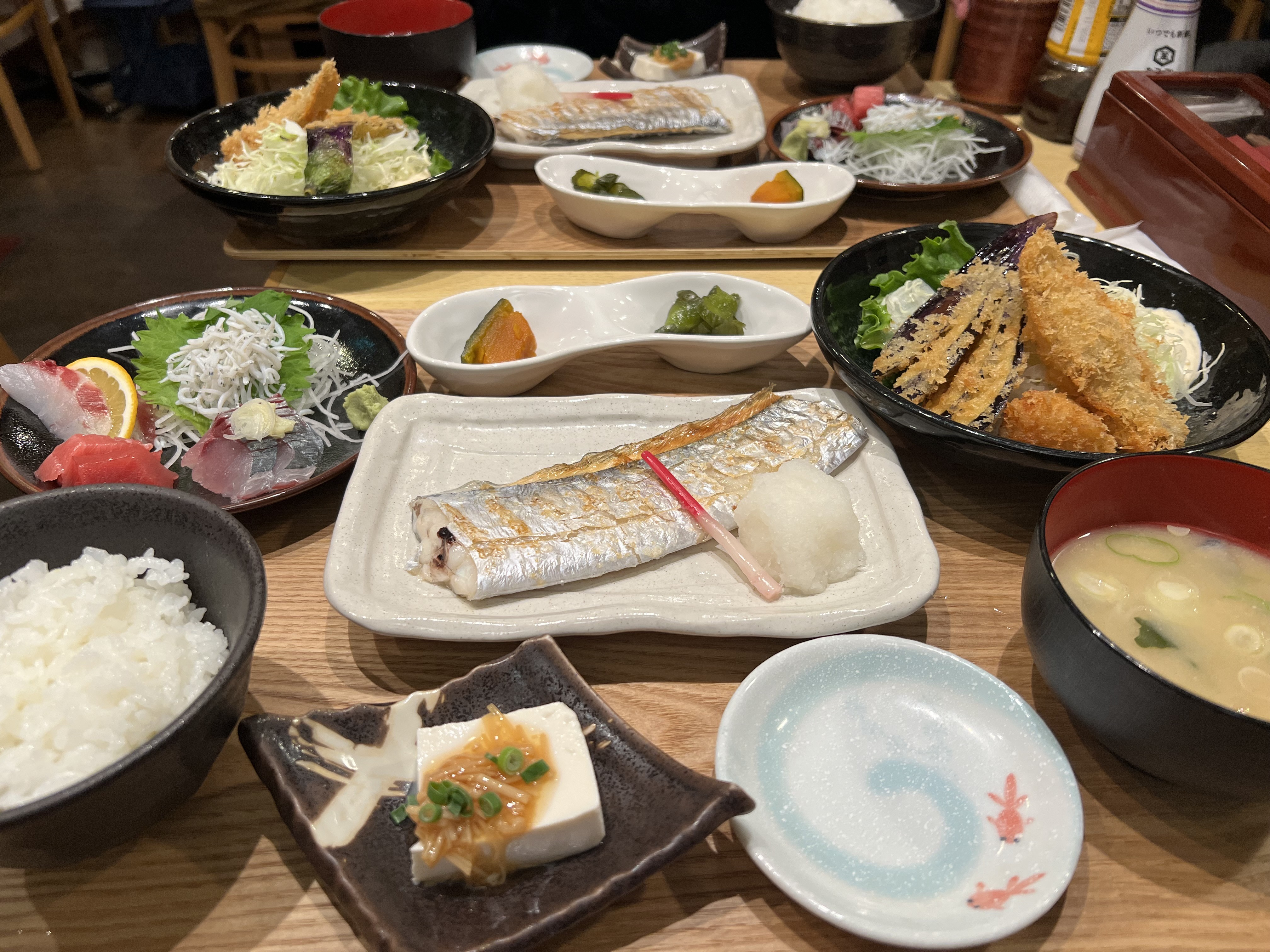 お魚の定食の画像