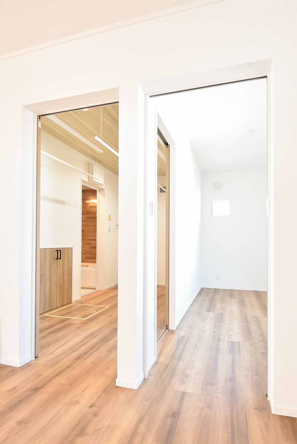 ランドリールームと併設されたファミリークローゼット