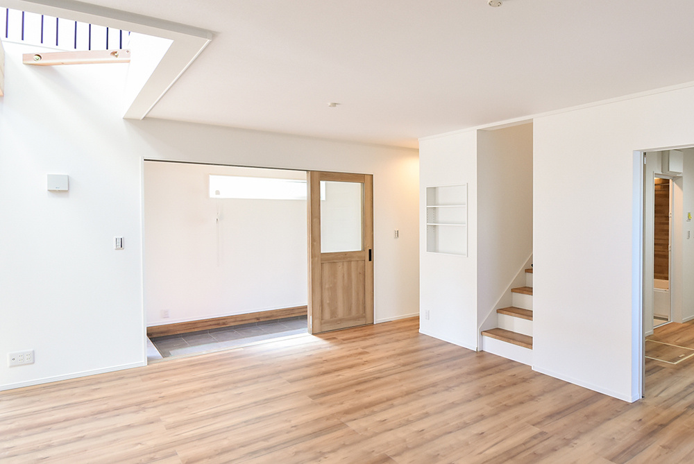 玄関からリビングへ直接アクセスできるデザイン