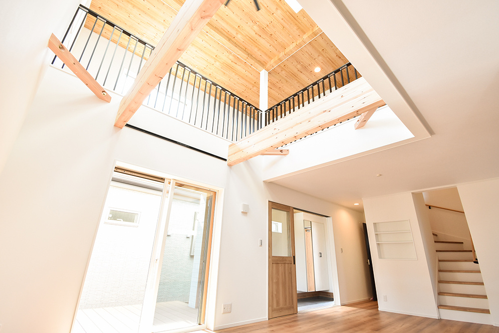 木と白を基調としたあたたかみのある広いリビングがある家