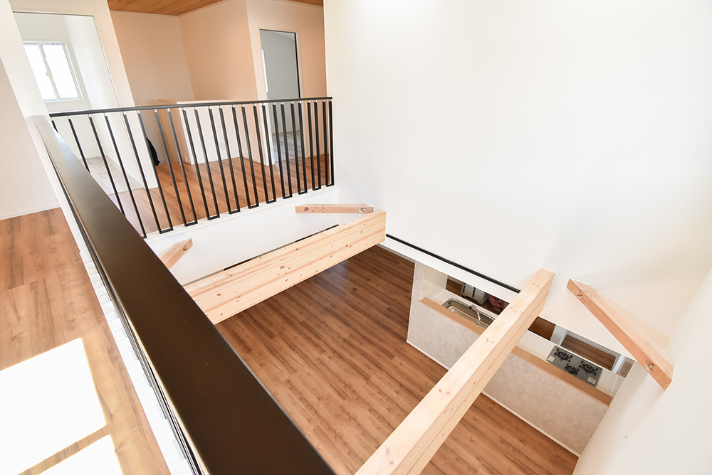 6帖の広さがある吹き抜け＿2階からの眺め