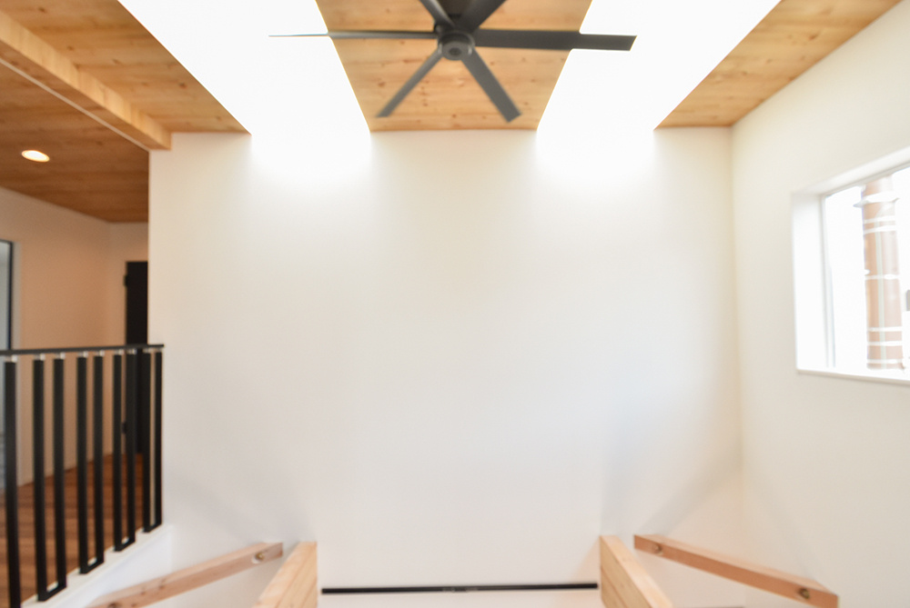 吹き抜けの壁で映画やスポーツ観戦もできる