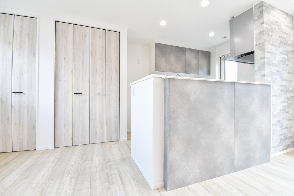 キッチンと大型のパントリー