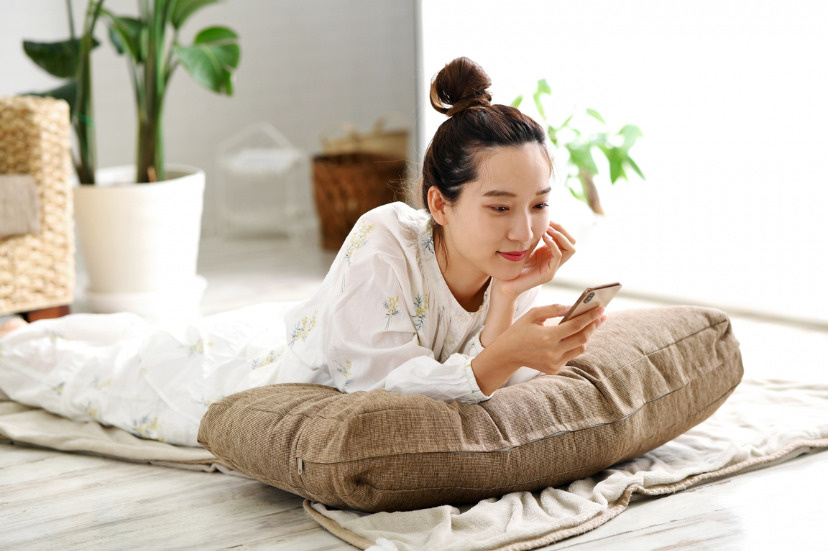 物件探しをする女性