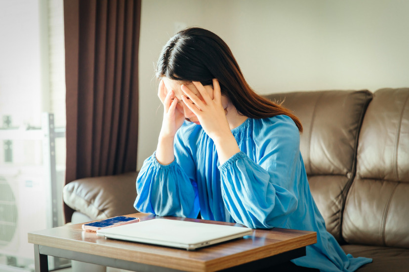 悩んでいる様子の一人暮らしの女性