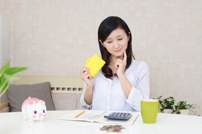 女性が一人暮らしするのに必要な費用は？生活費や貯金のコツも解説の画像